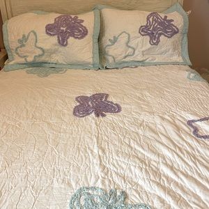 Full/queen quilt and two shams.